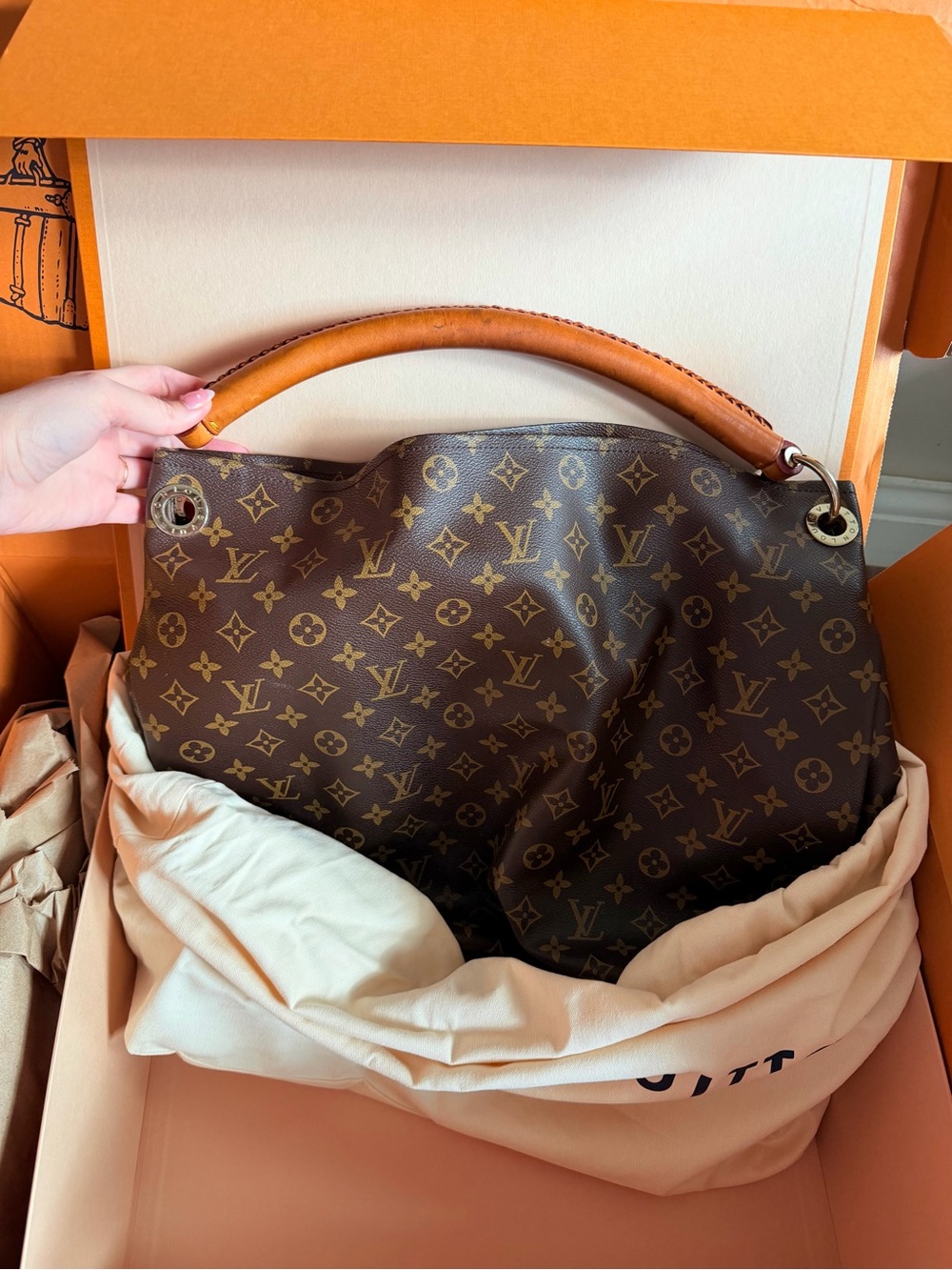 Louis Vuitton Artsy MM Discontinued Monogram Canvas Shoulder Bag